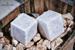 Đá phong thủy chôn dưới nền nhà